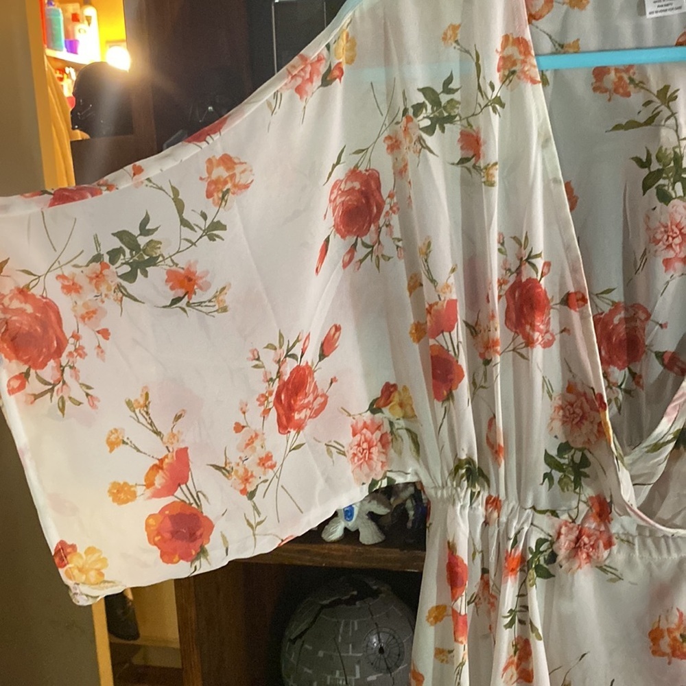 Medium size floral see through polyester blouse - Picture 2 of 3